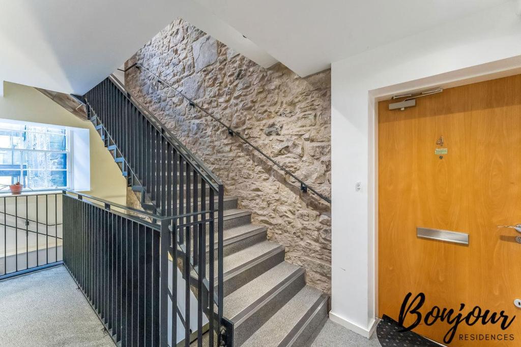 Spacious 2Br-1Ba - Grassmarket - Free Parking By Bonjour Residences เอดินบะระ ภายนอก รูปภาพ