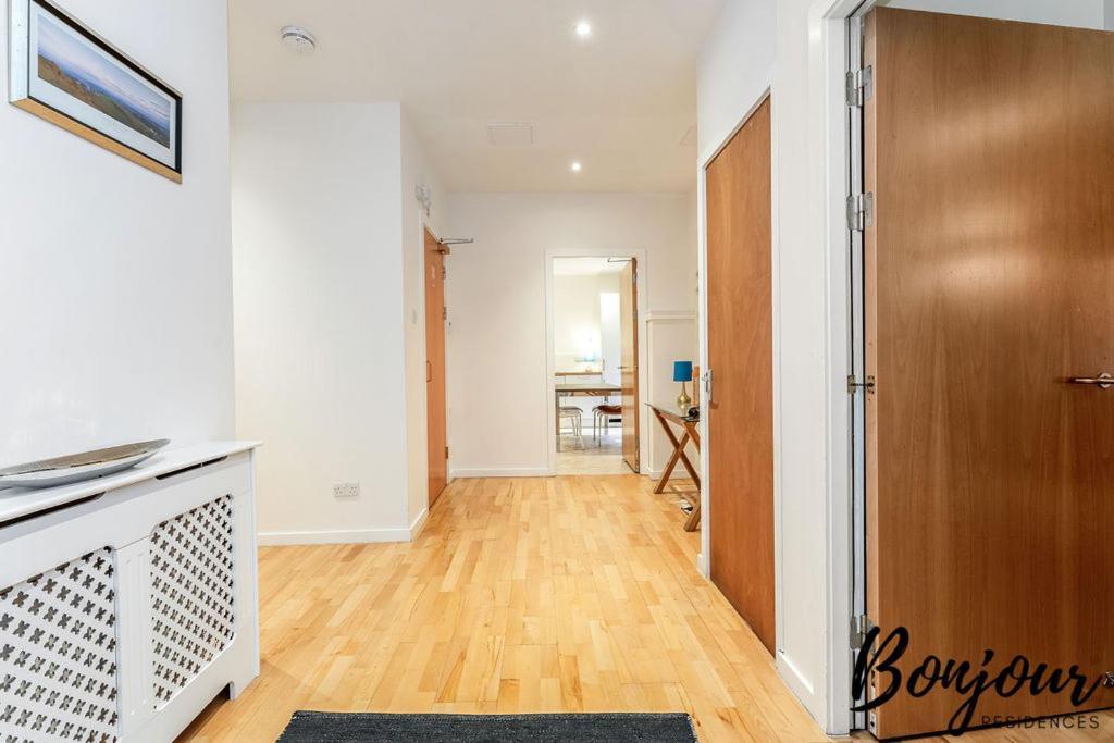 Spacious 2Br-1Ba - Grassmarket - Free Parking By Bonjour Residences เอดินบะระ ภายนอก รูปภาพ